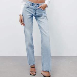 Skit snygga mid Rise jeans ifrån Zara i färgen ljusblå. Dem är aldrig använda och har lappen kvar, säljer då de är för små för mig. 