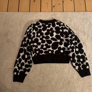 Blommig tröja  - En blommig tröja från hm. Säljer för att den inte kommit till användning. 