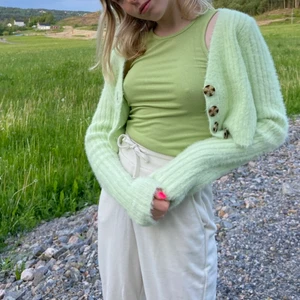 Stickad kofta - Jag säljer denna stickade gröna koftan från Urban outfiters då den aldrig kommer till användning. Den är superskön och inte alla intet sticksigt material. Supersnygg nu till sommaren när det blir kallt om kvällarna🥰