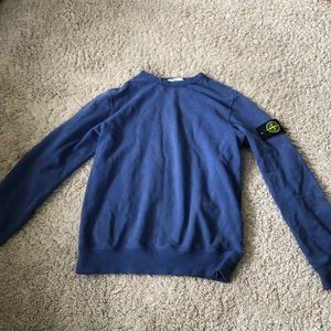 Stone island sweatshirt - Tjena säljer nu min stone island tröja då den blivit för lite. Den är i 8,5 av 10 skick. Köpt på nk. 