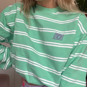 Croppad sweatshirt från Junkyard strl S - Sweatshirt i fint skick och kul färger. Åtdragbar i midjan om man hellre vill ha den lös. Kul tröja förtjänar kul person! 