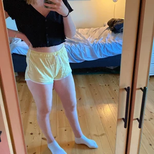 Gula mjukisshorts - Ett par gula mjukisshorts. Assköna men lite korta för min smak. Är villig att diskutera priset vid snabb affär/köp av flera plagg.