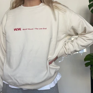 Wood Wood Sweatshirt i strl S - Sweatshirt i fint skick från Wood Wood, storlek S. Benvit med vinrött tryck. 