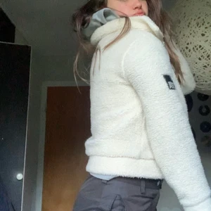 Flisjacka - En vit flisjacka som är tjock och skön 