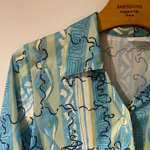 Mönstrad blå/grön skjorta  - En blå/grön skjorta i storlek 38 som köptes på en secondhandbutik men som inte kom till användning. 100% polyester. Skriv gärna för fler bilder <3