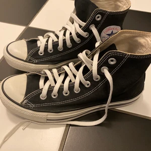 Svarta converse♥️ - Säljer mina jätte fina svarat converse eftersom de tyvärr är för stora❤️ Dom är i fint skick även fast dom är använda. Jag köpte dom för 800 kr💕 (köparen står för frakten) skriv för fler bilder💗