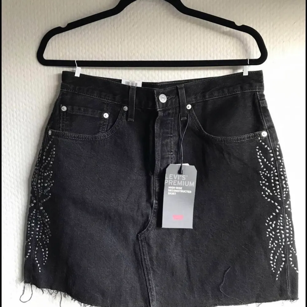Black Levi’s skirt with a studded pattern on the sides. Size 30 (length 44cm) Tags on. . Kjolar.