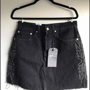 Black Levi’s skirt with a studded pattern on the sides. Size 30 (length 44cm) Tags on. 