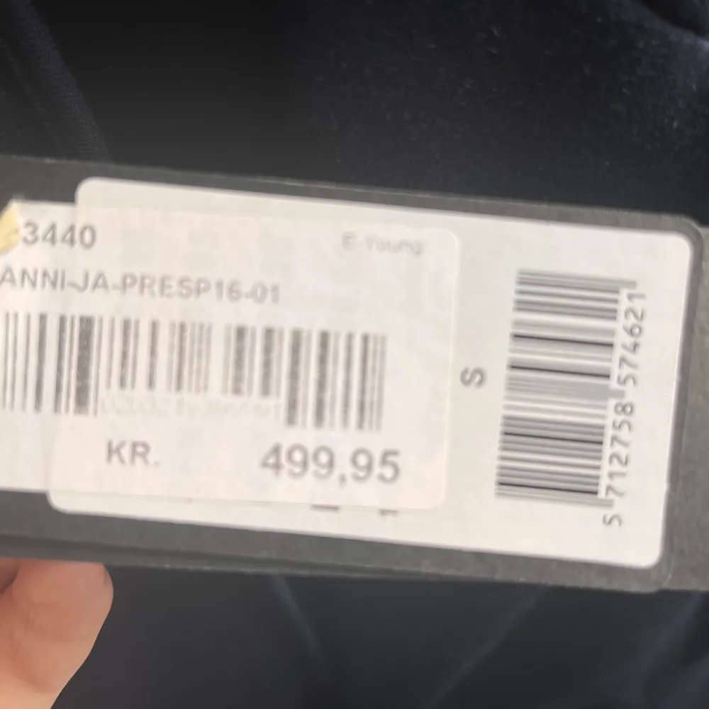 En helt ny kavaj som aldrig kommit till användning för det är inte riktigt min stil, köpt för 499kr från freequent. Vi kan diskutera om priset. Tröjor & Koftor.