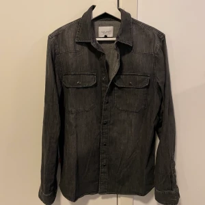 Vailent overshirt - Vailent tunn overshirt i svart, nyskick. Storlek S och köparen står för frakt (60kr)!