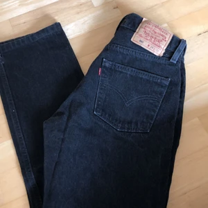 Levi’s 501 - Säljer mina svarta Levi’s som tyvärr är för små för mig. Det är storlek W28, men skulle säga att de passar bättre för W26. Det är uppsprätta slitsar längst ner, de va så när jag köpte den här på Plick, därav något billigare.