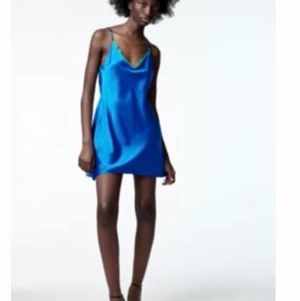 Klänning  - Blå kort klänning från zara i nyskick, har ej kommit till användning 💕