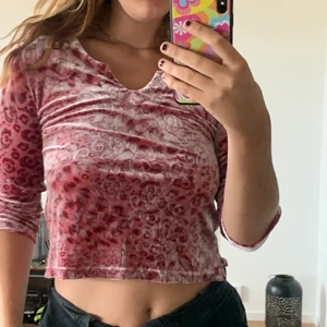 Rosa leopardtröja i sammet  - Min absoluta favorittröja som jag aldrig har använt. Köpte second hand och den är i prima skick. Passar S-L beroende på önskad passform. 