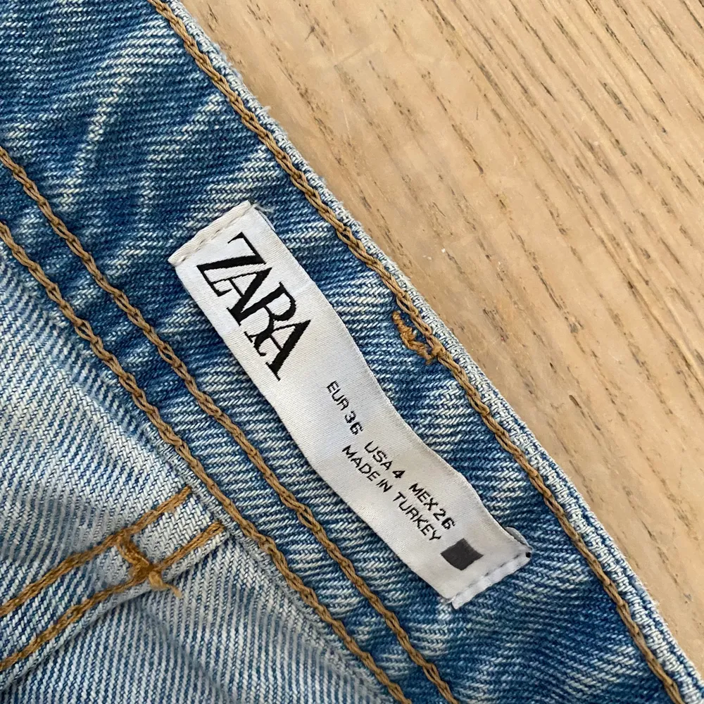 Slitna jeans från Zara  . Jeans & Byxor.