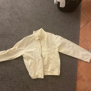 Bomberjacka - Säljer min farsas jacka som han hade under 90talet. Sitter lite oversize på mig som vanligtvis är en s. Den är perfekt nu till sommaren eftersom den är lite tunnare.