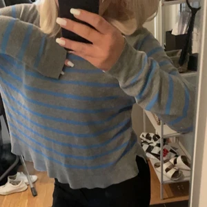 Zara tröja  - Säljer nu denna grå/blåa zara tröja som inte sälj längre, fint skick det kan finns små fläckar men som inte syns så tydligt, kom privat för flera bilder 💗