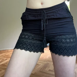 Zara shorts - Snygga svarta shorts från Zara med fint mönster längst kanten. Går att tjustera med snören men skulle säga att dom passar en Xs-s beroende på hur tajt man vill att dom sitter. Jag är 176cm.