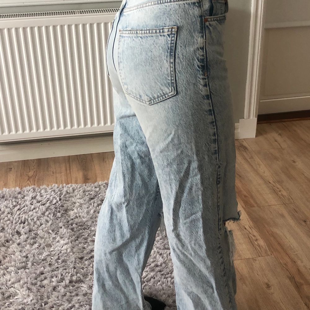 90s blåa jeans från gina tricot i storlek 38/M. endast använda ett fåtal gånger då det inte riktigt är min stil längre. de är därför i bra skick. köpte dem för 500 kr 🤍. Jeans & Byxor.