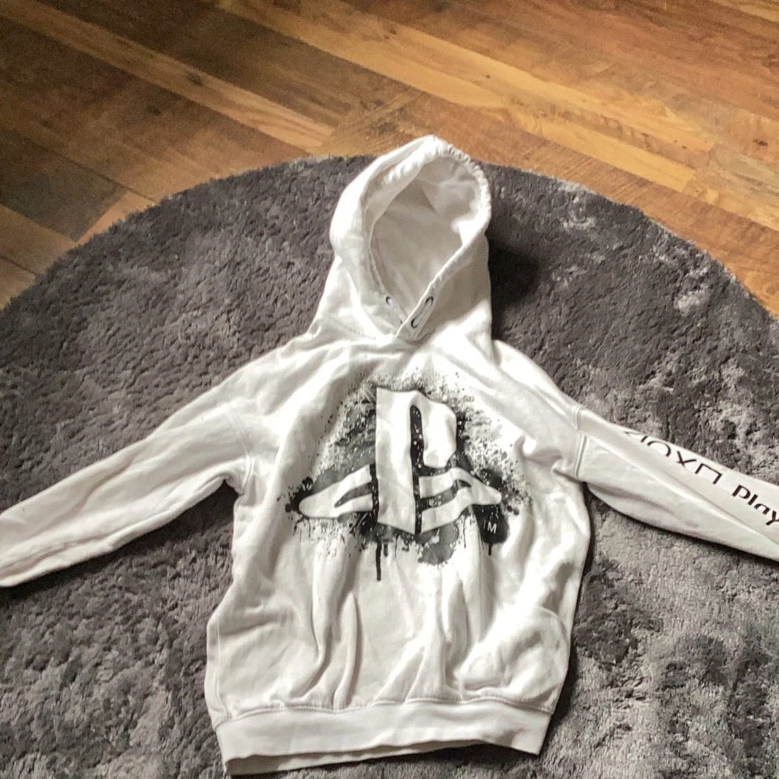 En vit hoodie med svart playstation