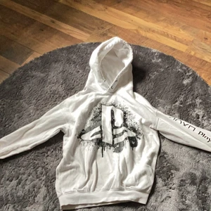 En vit hoodie med svart playstation - 💫Jag fick den här hoodien 2021 på min födelsedag och har inte använt den så mycket. 💫