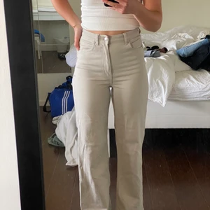 Beiga ”Jeans”  - Mjuka fina ”jeans från H&M divided. Väldigt stretchiga i materialet och inte alls lika hårda som vanliga jeans. Formar sig fint på kroppen🤩