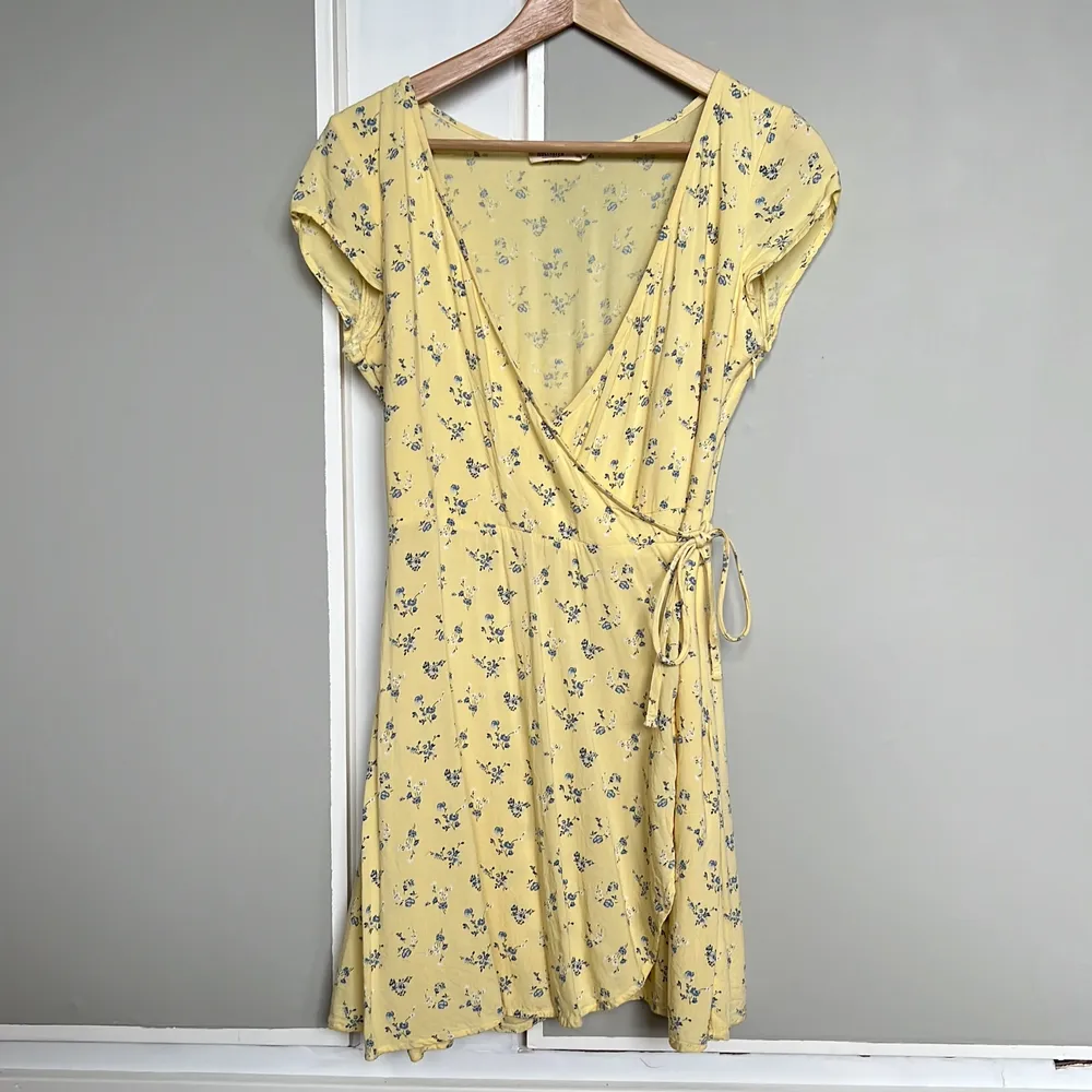 Säljer denna super fina klänning från Hollister!! Strl S🤩🤩. Klänningar.
