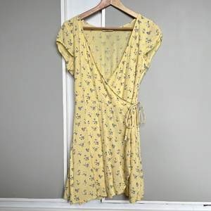 Säljer denna super fina klänning från Hollister!! Strl S🤩🤩