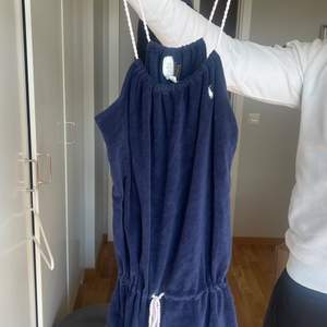 Jättefin badklänning från Ralph lauren i storlek xs. Köpt i London för några år sedan. Klänningen är i handduks material så perfekt när man badar/solar. I toppenskick . 