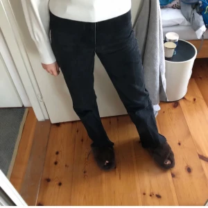 Zara jeans - (Lånad bild) säljer dessa fina zara jeans. Köpta ev en tjej på Plick men får ingen användning av dem. Fint skick😊 Frakt tillkommer 