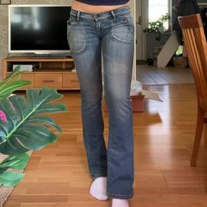 superfina Second hand jeans från 90 talet jag endast säljer för de var alldeles för små för mig: 230kr INK frakt:) jag är 172cm lång och midjemåttet är 40,5cm tvärs över🥰