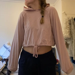 Rosa hoodie - Från H&M i storlek xs, men skulle säga att den passar även s. Pris kan absolut diskuteras men köparen står för frakt, eller ev så möt vi i Stockholm.
