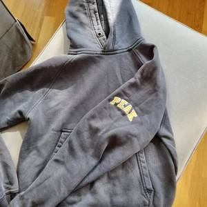 Vintage peak performance hoodie - Vintage peak performance hoodie. Fick av min moster, hon använde den när hon var yngre. Den är lite sliten och missfärgad men fortfarande bra skick. Är inte oversized då den är storlek S men den sitter inte tajt.