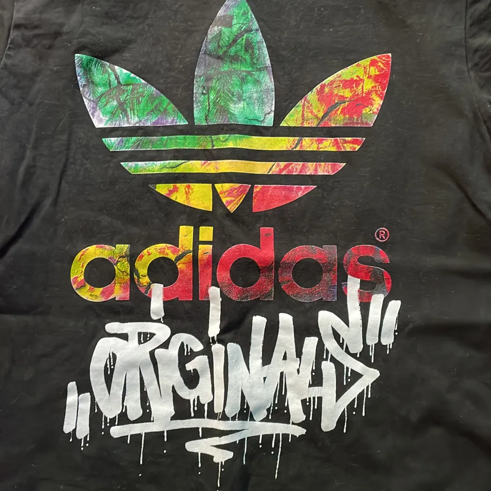 En helt oanvänd adidas originals tröja. Säljer för att den är för liten. Köparen står för frakt.. T-shirts.