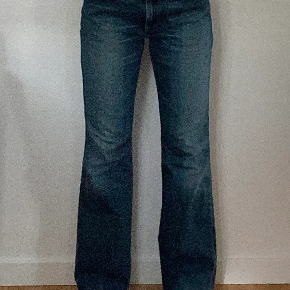 Ett par super snygga lågmidjade Levis jeans som är i utmärkt kondition som är köpta här på plick. Jag säljer dom pga att dom är förstora på mig. Skriv om ni har frågor, om många hör av sig blir det budgivning❤️‍🔥. Jeans & Byxor.