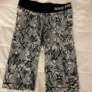 Cykelbyxor - Cykel/träningsbyxor från Nike i stl M men passar även S (knappt använda)