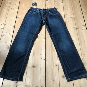 jeans - snygga jeans i strl 30 i nyskick från märket south pole. lowwaist