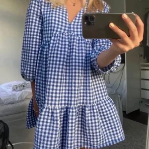 Zara populär klänning  - Säljer min efterfrågade zara klänning som är helt slutsåld🫶🏼storlek l men liten i storlek  Säljer pga förliten   Lånad bild 