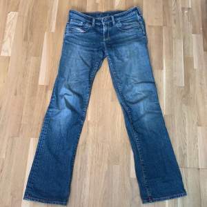 Lågmidjade jeans från diesel. Säljer pga att de är för stora för mig. Köpta secondhand men fortfarande gott skick. Vid frågor skriv i dm =D  KONTAKTA INNAN NI KÖPER. Obs! vet inte den exakta fraktkostnaden ännu