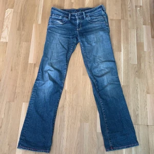 Lågmidjade dieseljeans  - Lågmidjade jeans från diesel. Säljer pga att de är för stora för mig. Köpta secondhand men fortfarande gott skick. Vid frågor skriv i dm =D  KONTAKTA INNAN NI KÖPER. Obs! vet inte den exakta fraktkostnaden ännu