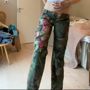 Unika Cargopants Militär  - SÅ SNYGGA! Är 172cm, perfekt längd. Perfekt skick!! Dock för små! Står storlek w.25, men större än det då jag brukar ha w.27 och de nästan passar. 