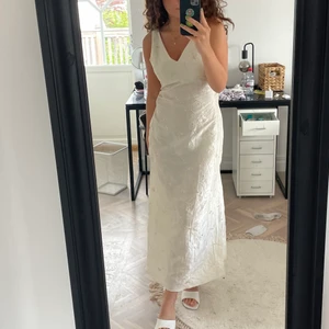 Klänning - En klänning som en sömmerska har sytt för mig. Jag tänkte ha denna på balen men hittade en annan. ❤️ tanke på att den är handsydd höjs priset.