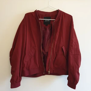 Röd Bomberjacka  - En av mina favoritjackor under åren. Otroligt bra skick fortfarande och kvalitén är superbra. Den passar utmärkt för den som har medium i storlek. Jag rekommenderar den även som otroligt bra alternativ som oversized för den som har small/x-small. 