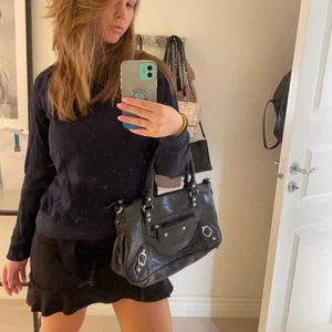 Darkblue sweatshirt 🧡 - Mörkblå/ Marinblå Sweatshirt 💙 Storlek S, men lite oversize🧚 Bomulls material 💗 Sälja för 100kr plus frakt 65kr🌸