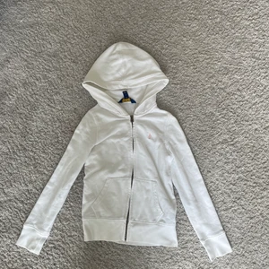 ‼️säljer denna jättesöta ralphloren kofta - 🌸 säljer denna supersöta koftan ifrån Ralph lauren. I storlek 122. Säljer den då den tyvärr är lite för liten.🌸