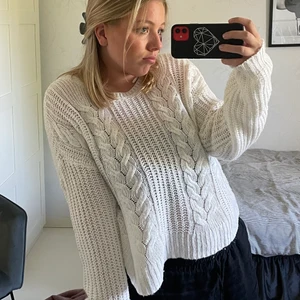 Vit stickad tröja - Vit stickad tröja i S, passar även M. Endast testad nu vid bilderna. Jättefin till sommaren! 