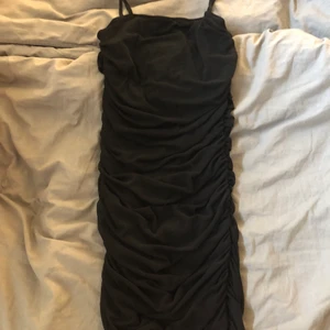Klänning - En klänning från shein, aldrig använd! Frakt tillkommer på 62kr (fraktalternativet nedan stämmer alltså inte)