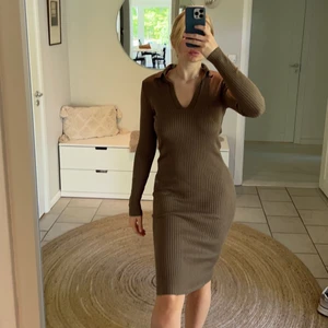 Stickad klänning från nakd - Brun stickad klänning från nakd perfekt för de lite kallare sommardagarna 🐻🤎 storlek xd men strechig så passar större med ⭐️