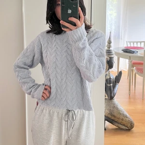 Stickad tröja - Säljer denna söta stickade tröja från h&m. Storlek xs-s! Fraktar eller möts upp i Gbg 💕