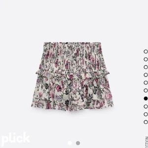 Kjol från Zara - Säljer en zara kjol i storleken XS. Den är jätte fin och bra skick🥰 Använt den ganska lite och säljer för att jag inte använder längre. Frakt kostar 49🥰 orginalpris 359