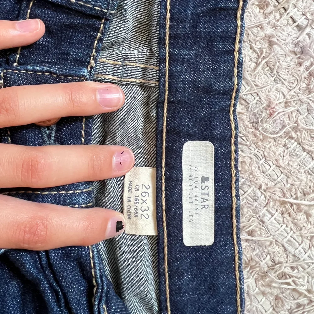 ❤️💋💘Dessa par byxor är ett par skitsnygga Liw waist bootcut jeans som jag nu säljer pogrund av att storleken helt enkelt inte passar på mig, det är en snygg tvätt på dom med en mörk blå färg och coola fickor❤️💋❤️. Jeans & Byxor.